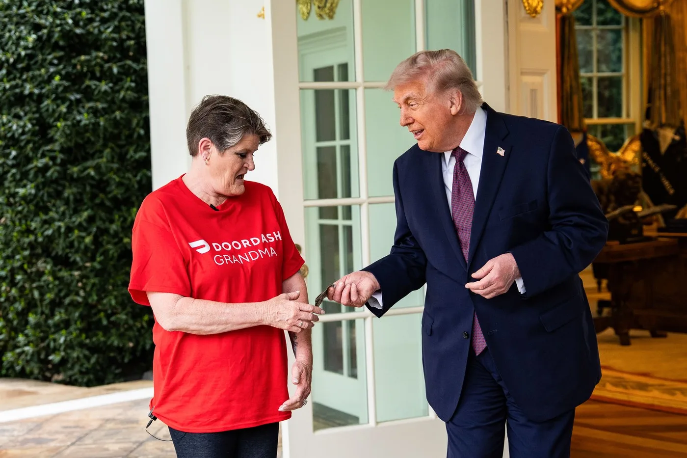 Donald Trump oferă un bacșiș generos unei livrătoare la Casa Albă.