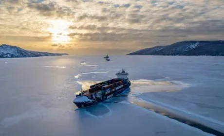 Nava de transport containere navighează pe o rută maritimă acoperită de gheață.