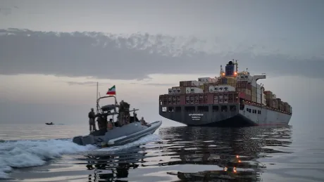 Vas maritim în Strâmtoarea Hormuz, cu activitate militară în apropiere.