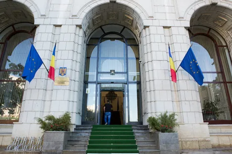 Clădirea Ministerului Finanțelor cu drapelele României și Uniunii Europene.