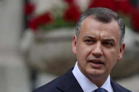 Eugen Tomac discută despre formarea unui guvern de specialiști în Parlament.