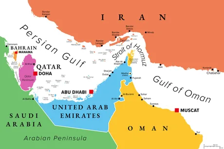 Harta Strâmtorii Ormuz și a țărilor din jur, evidențiind rutele maritime strategice.