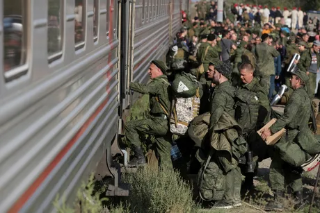 Soldați ruși îmbarcându-se într-un tren, pregătiți pentru misiune.