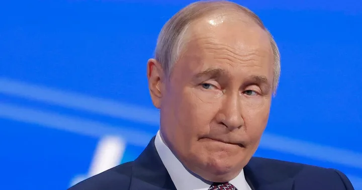 Vladimir Putin în timpul unei conferințe, reflectând la negocieri internaționale.