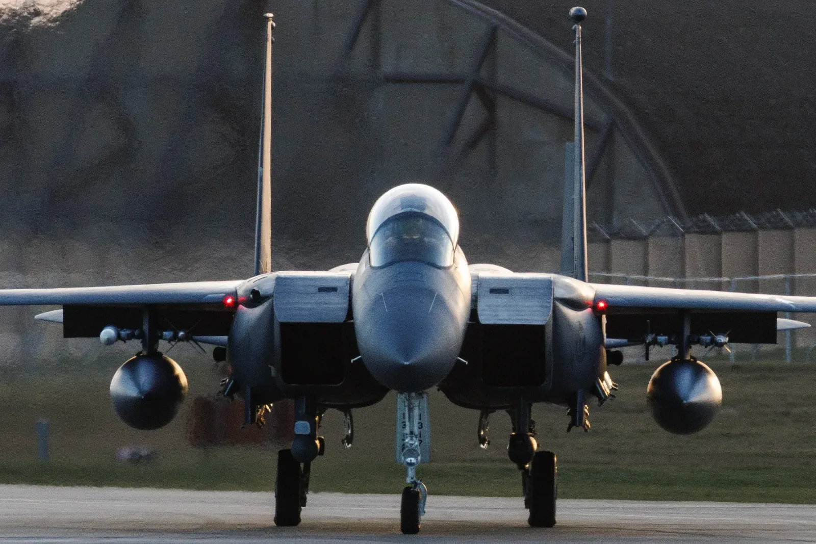 Avion militar pregătit pentru decolare pe o pistă de zbor.