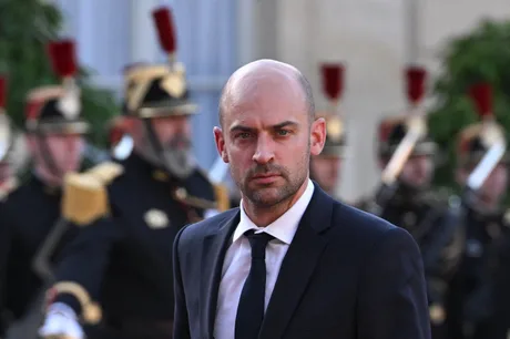 Ministrul francez de externe la o ceremonie oficială în Franța.