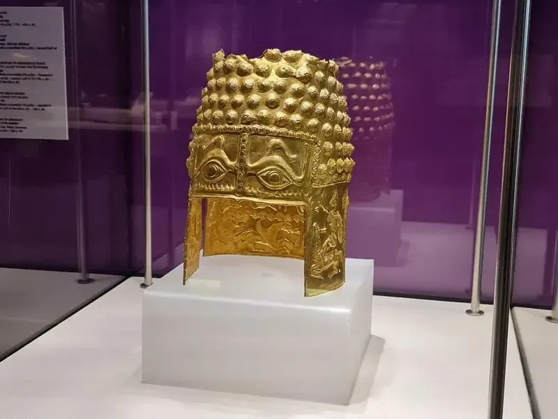 Coiful de la Coțofenești expus în muzeu, simbol al istoriei românești.
