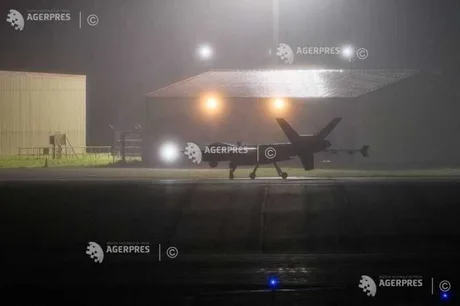 Drone pregătită pentru misiune pe un aeroport militar în condiții de ceață.
