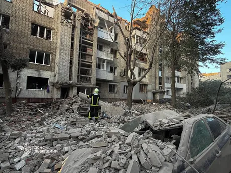 Ruinele unui bloc de apartamente distrus în urma atacurilor aeriene.