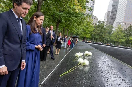 Nicușor Dan și Mirabela Grădinaru depun flori la Memorialul 9/11 din New York.