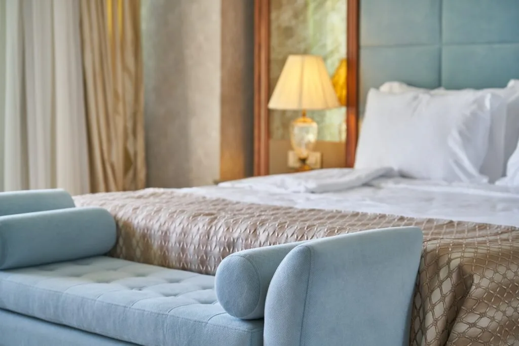 Un pat confortabil într-o cameră de hotel modernă și elegantă.