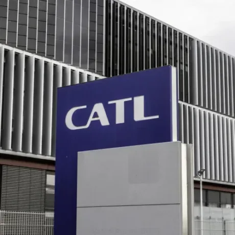 Logo-ul CATL pe un fundal modern, simbolizând inovația în tehnologie.