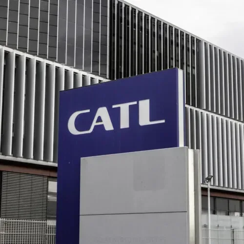 Logo-ul CATL pe un fundal modern, simbolizând inovația în tehnologie.