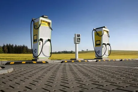 Puncte de încărcare pentru mașini electrice într-o zonă rurală din România.