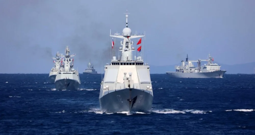 Nave militare chineze navigând în apele de est ale Taiwanului.