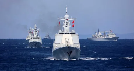 Nave militare chineze navigând în apele de est ale Taiwanului.