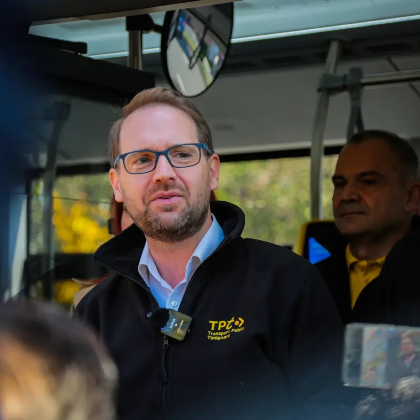Dominic Fritz vorbește despre Legea integrității într-un autobuz.