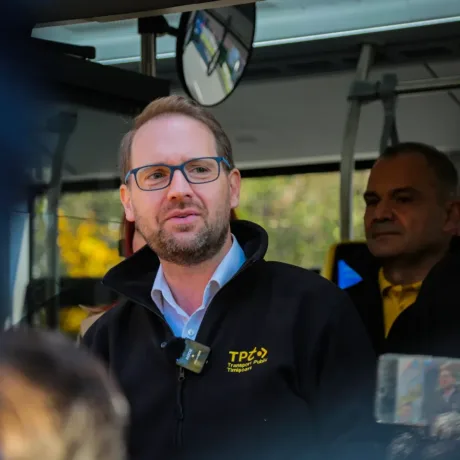 Dominic Fritz vorbește despre Legea integrității într-un autobuz.