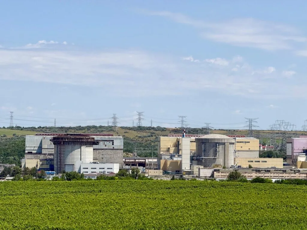 Centrala nucleară de la Cernavodă, cu reactoarele oprite temporar.