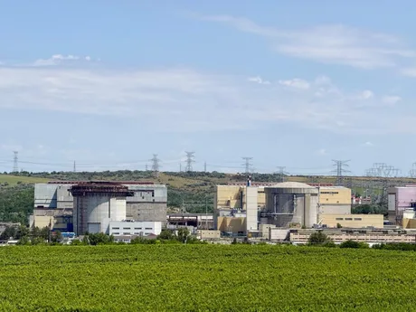 Centrala nucleară de la Cernavodă, cu reactoarele oprite temporar.