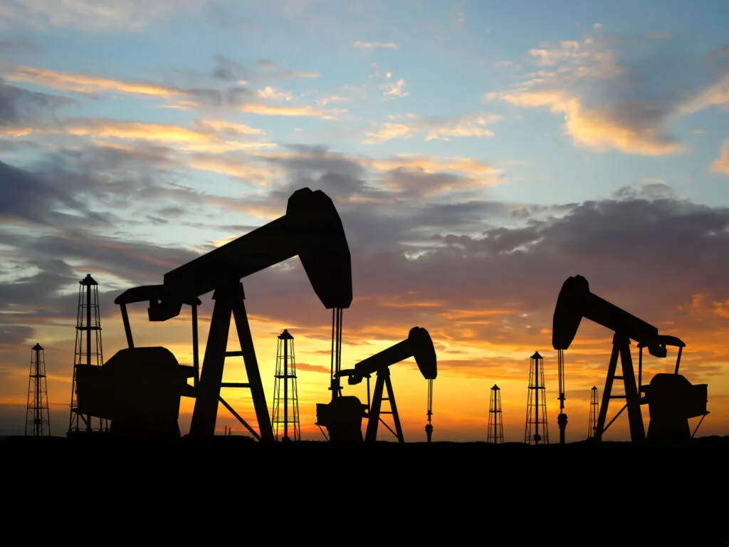 Rafinării de petrol la apus, simbol al crizei energetice globale.