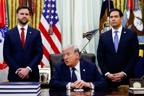 Donald Trump discutând despre alegerile din 2028 cu JD Vance și Marco Rubio.