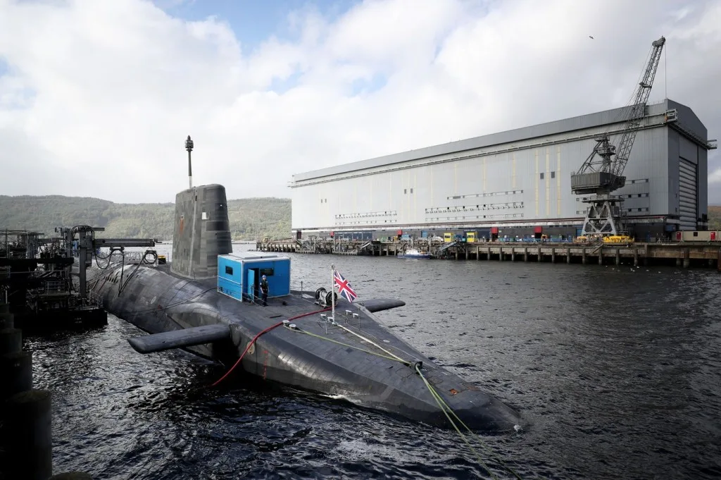 Submarinul Trident ancorat în baza navală Faslane, Scoția.