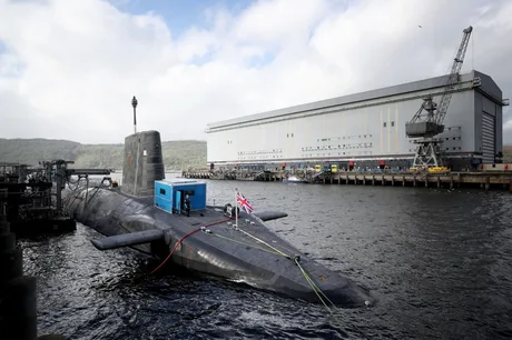 Submarinul Trident ancorat în baza navală Faslane, Scoția.