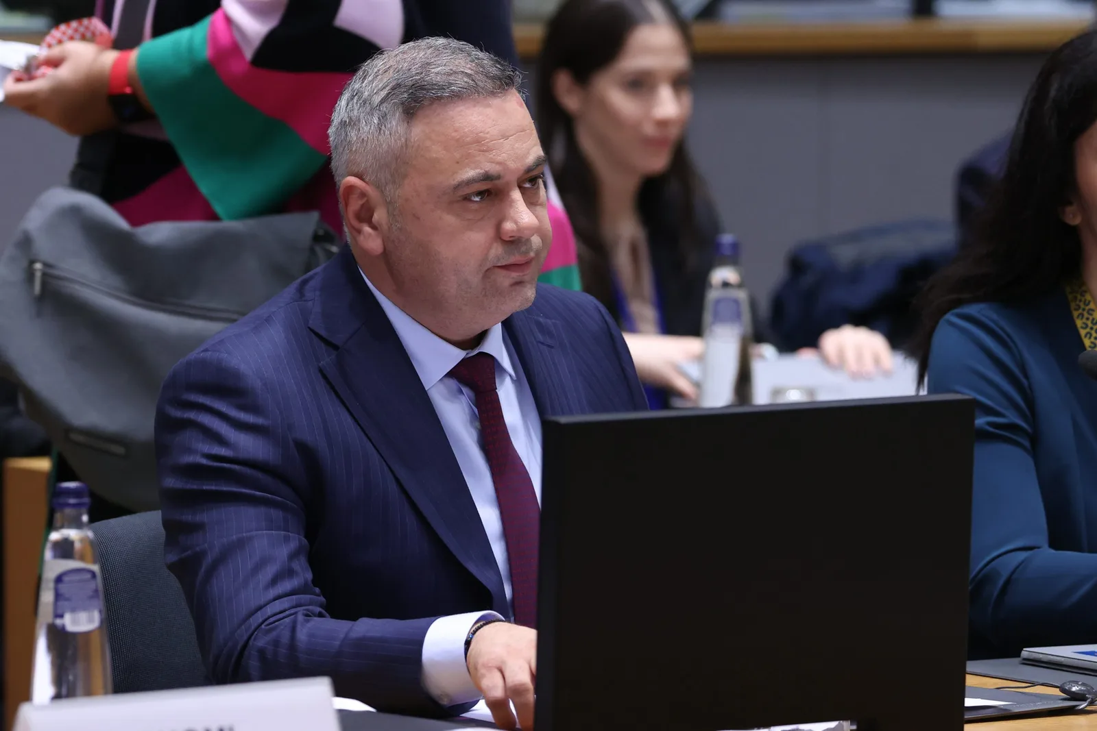 Ministrul Agriculturii discutând despre etichetarea cărnii de porc în retail.