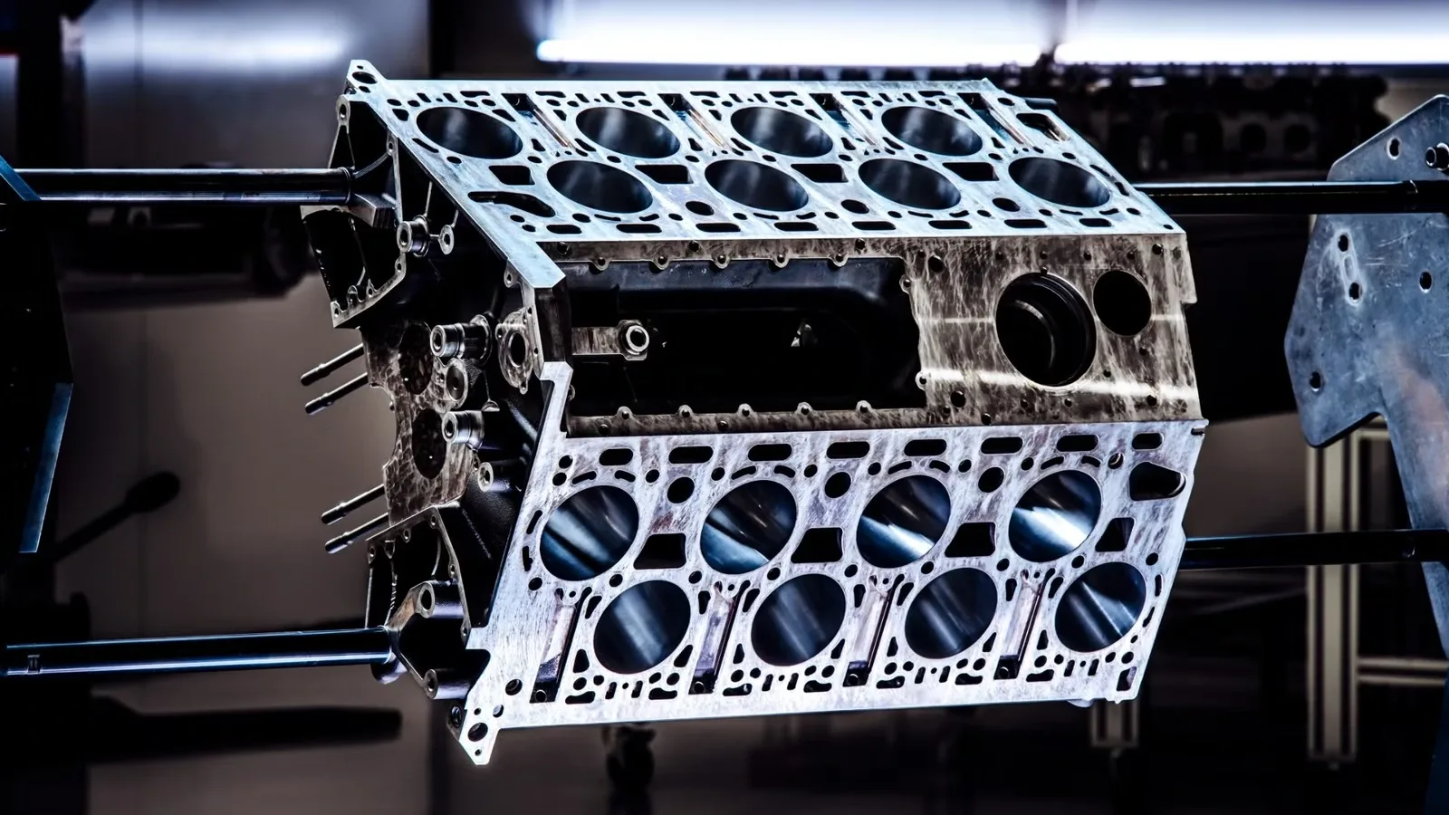 Motorul W16 de la Bugatti, simbol al inovației și performanței extreme.