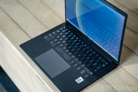 Interfața desktop Android 16 pe un laptop, cu design modern și funcționalități avansate.