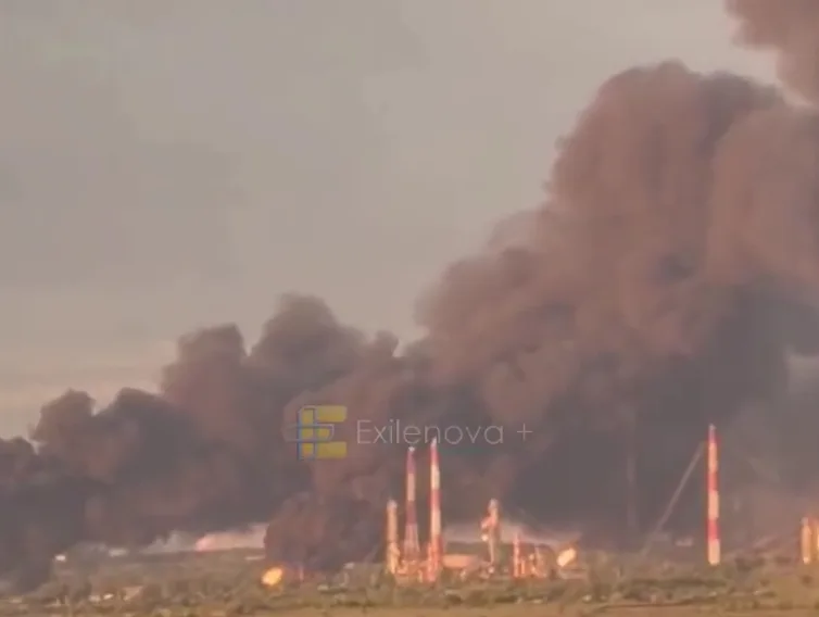 Incendiu masiv la rafinăria din Saratov, provocat de atacurile ucrainene asupra infrastructurii energetice rusești.