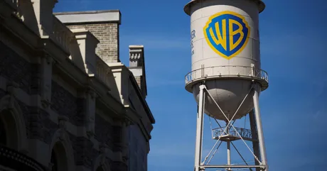 Turnul de apă Warner Bros sub un cer senin în oraș.