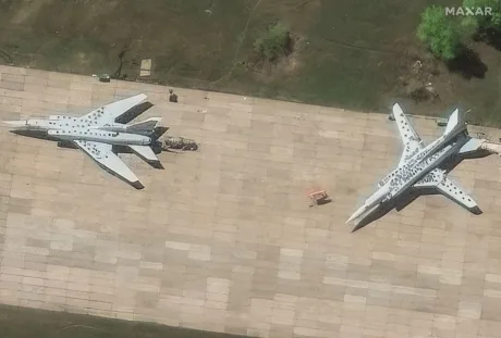 Avioane militare parcate pe o platformă, în contextul prăbușirii unui bombardier.