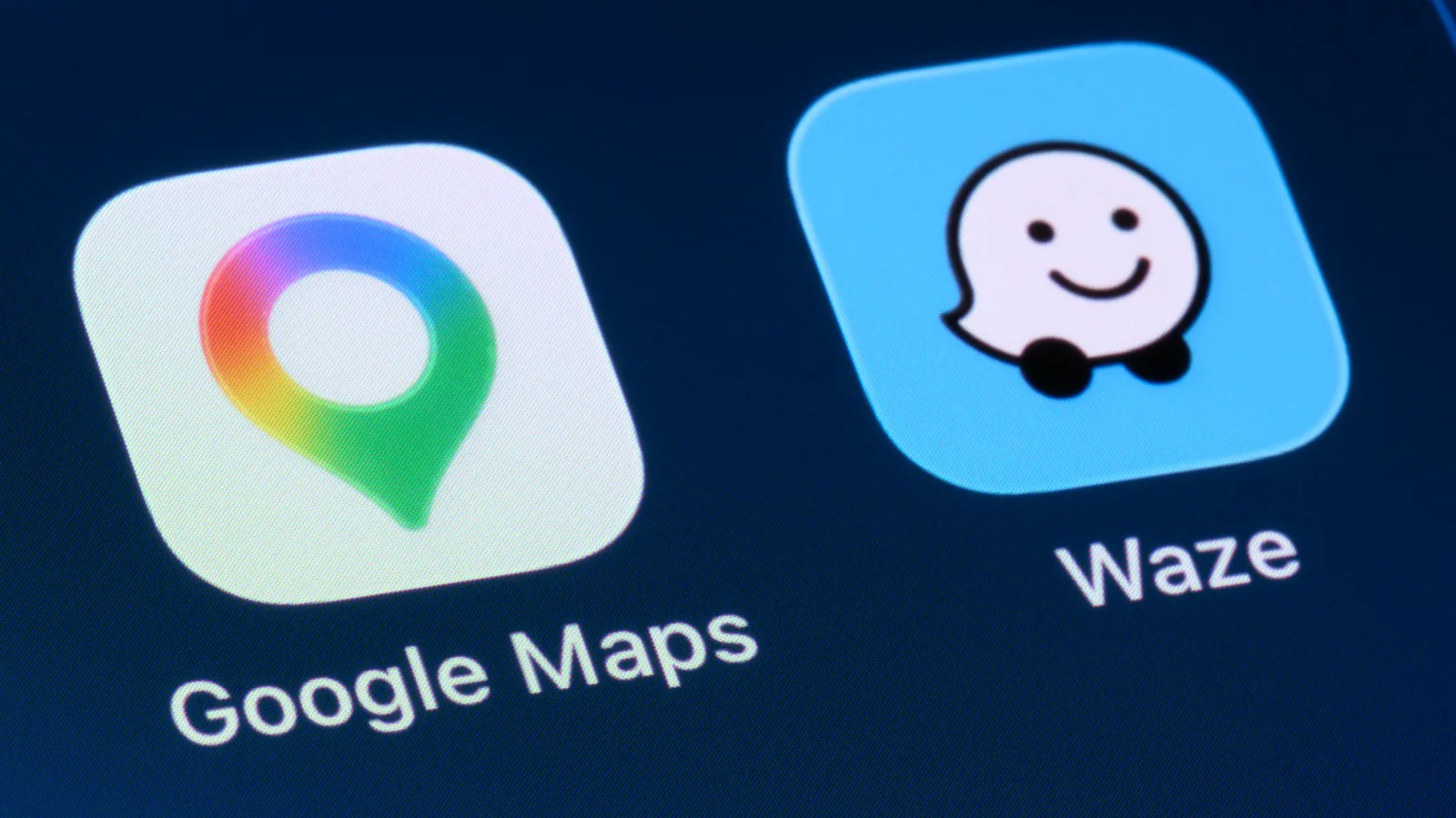 Compararea aplicațiilor Google Maps și Waze pentru șoferii în vârstă.