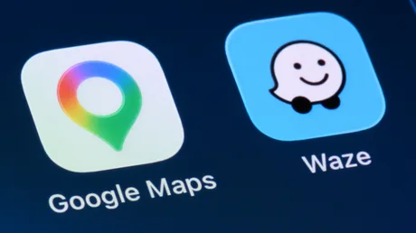 Compararea aplicațiilor Google Maps și Waze pentru șoferii în vârstă.