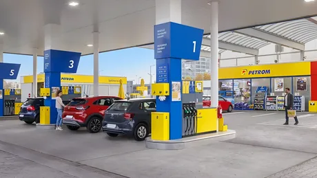 Stație de alimentare Petrom cu clienți și mașini parcate.