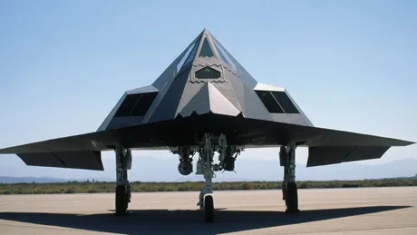 Avion F-117A Nighthawk pregătit pentru expunere la Smithsonian.