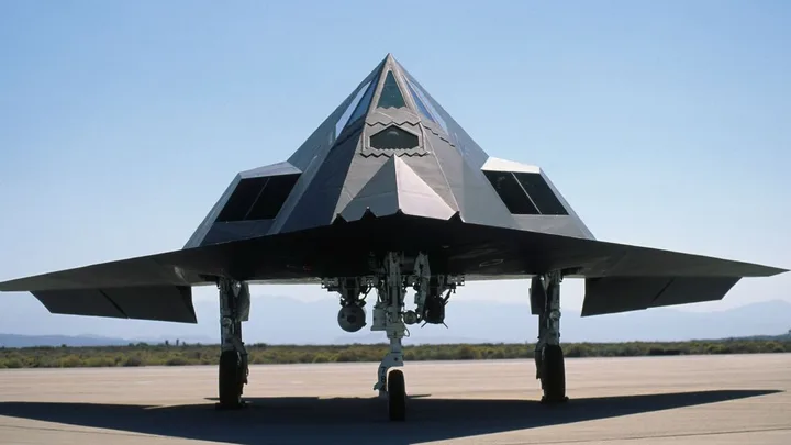 Avion F-117A Nighthawk pregătit pentru expunere la Smithsonian.