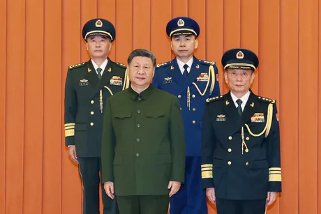 Xi Jinping alături de noii generali ai armatei chineze, într-o ceremonie oficială.