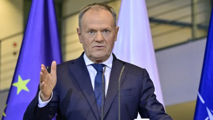 Donald Tusk discutând despre riscurile atacurilor hibride din partea Rusiei.