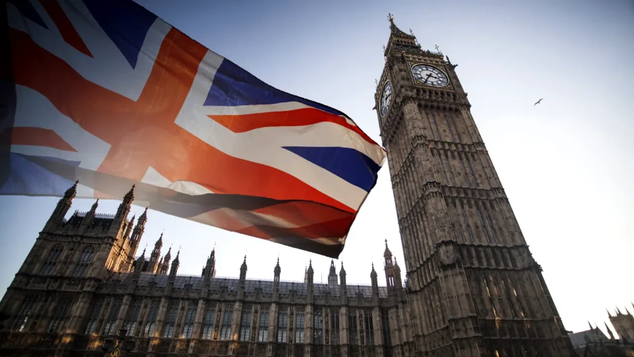 Steagul Marii Britanii fluturând lângă Big Ben în Londra.