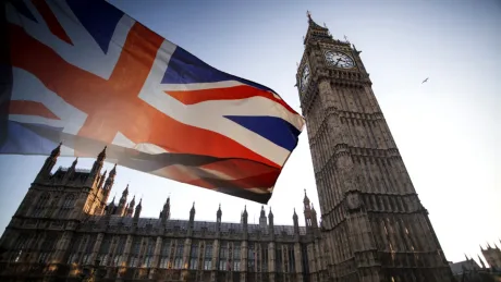 Steagul Marii Britanii fluturând lângă Big Ben în Londra.
