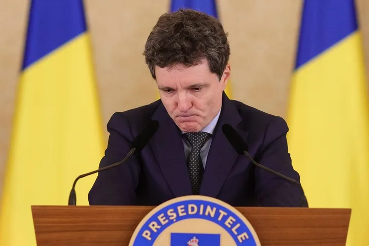 Nicușor Dan reflectând asupra situației politice actuale.