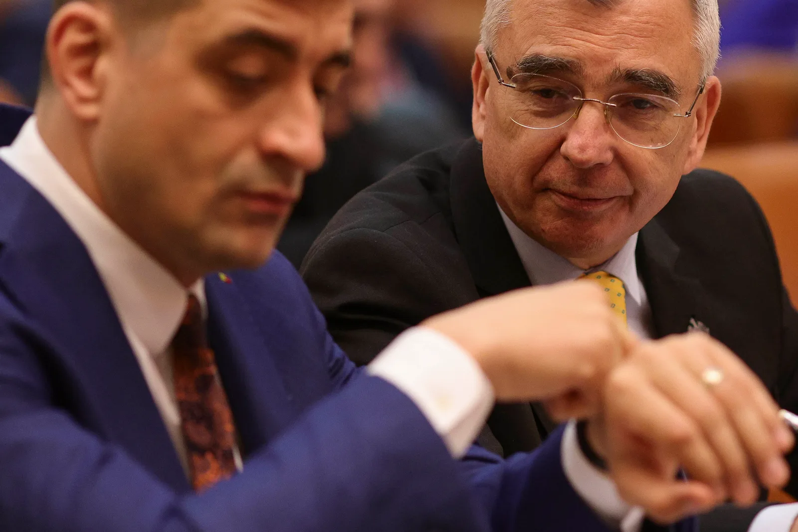 Discuție între politicieni despre justiție și influențe politice.