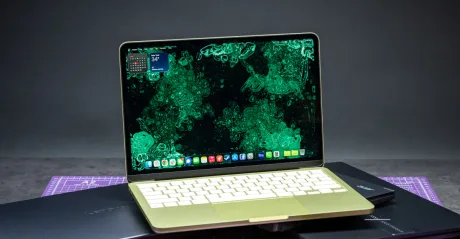 Laptop MacBook Neo cu design modern și ecran vibrant, pregătit pentru teste.
