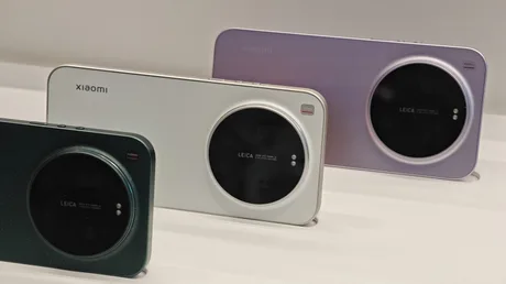 Telefoane inteligente expuse pe un stand, cu design modern și culori variate.