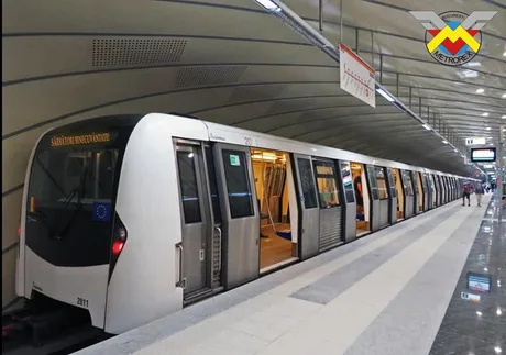Tren de metrou în stație, pregătit pentru plecare.