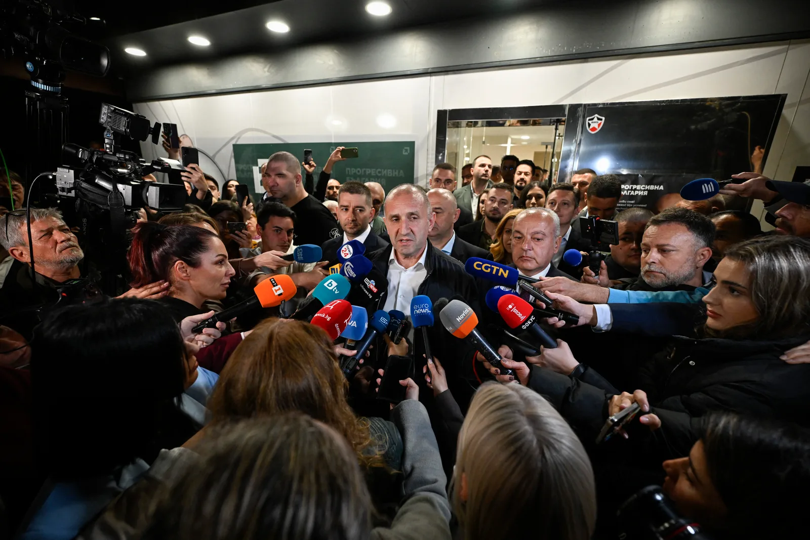 Rumen Radev vorbește despre victoria alegerilor în fața susținătorilor săi.