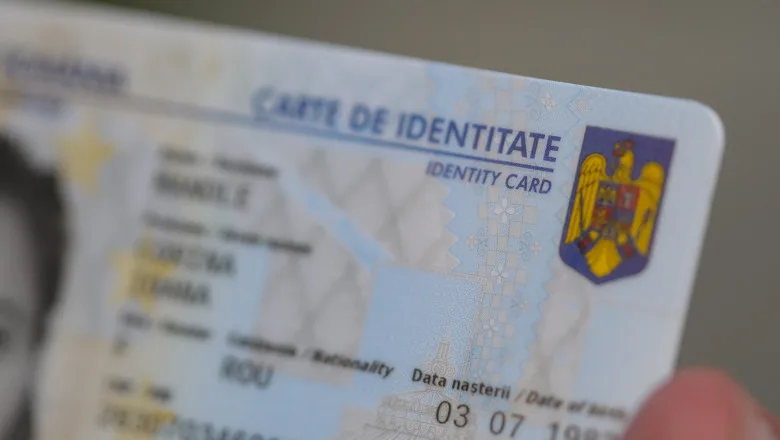 Act de identitate românesc, evidențiind detalii personale și sigiliul oficial.